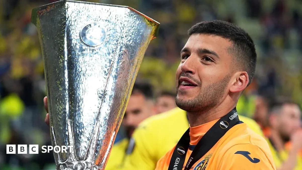 Jugador de Villarreal levantando el trofeo de la Europa League
