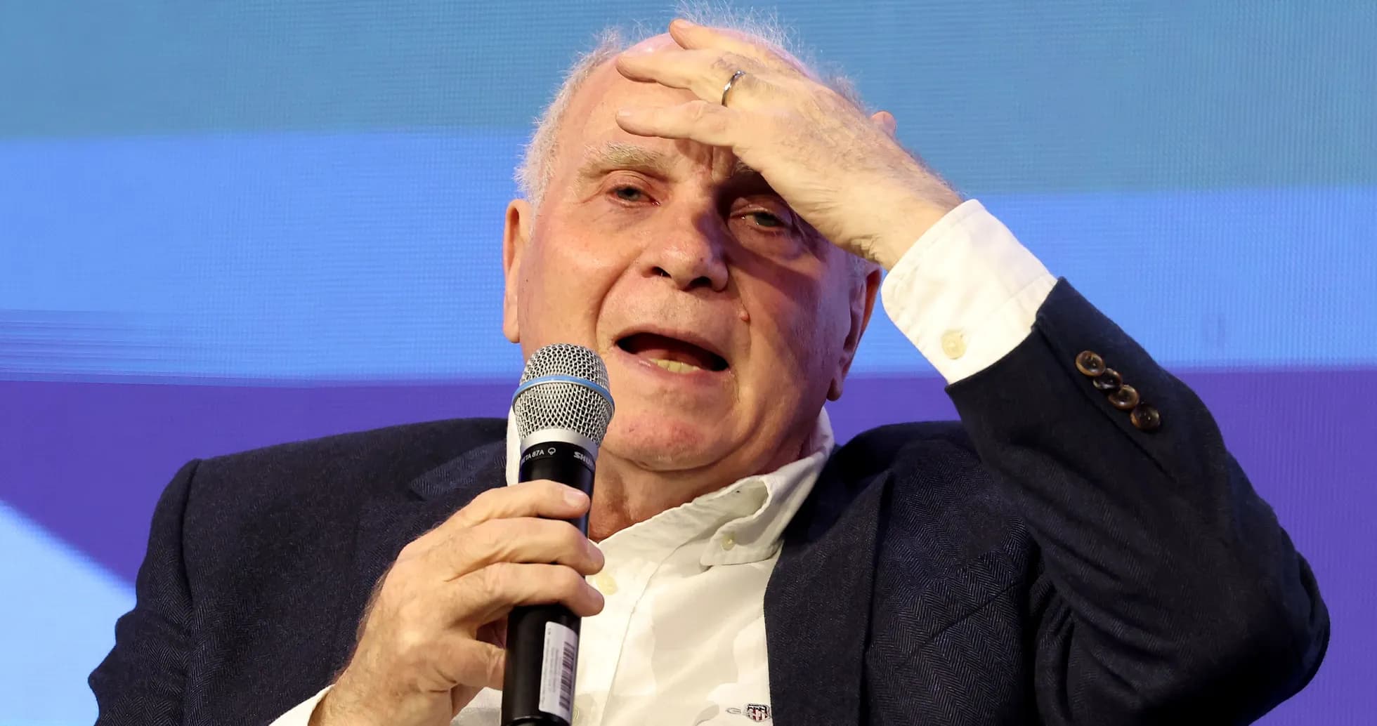 Hombre hablando con micrófono en evento