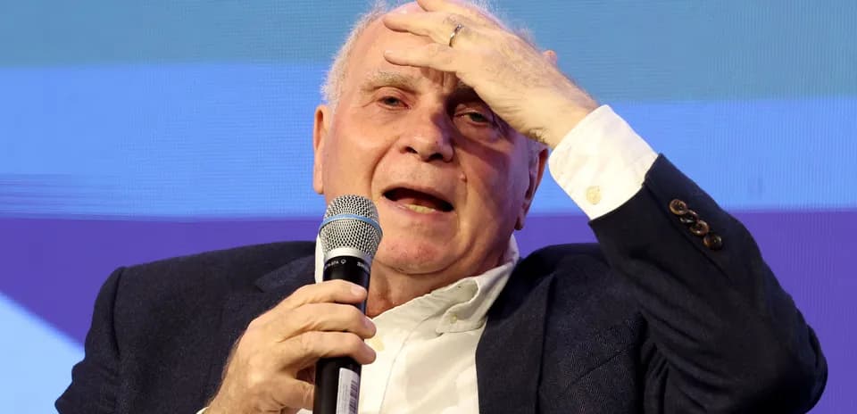 Hombre hablando con micrófono en evento