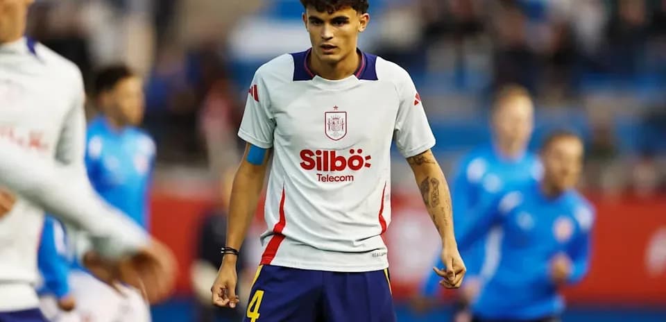 Jugador con camiseta de España en el campo