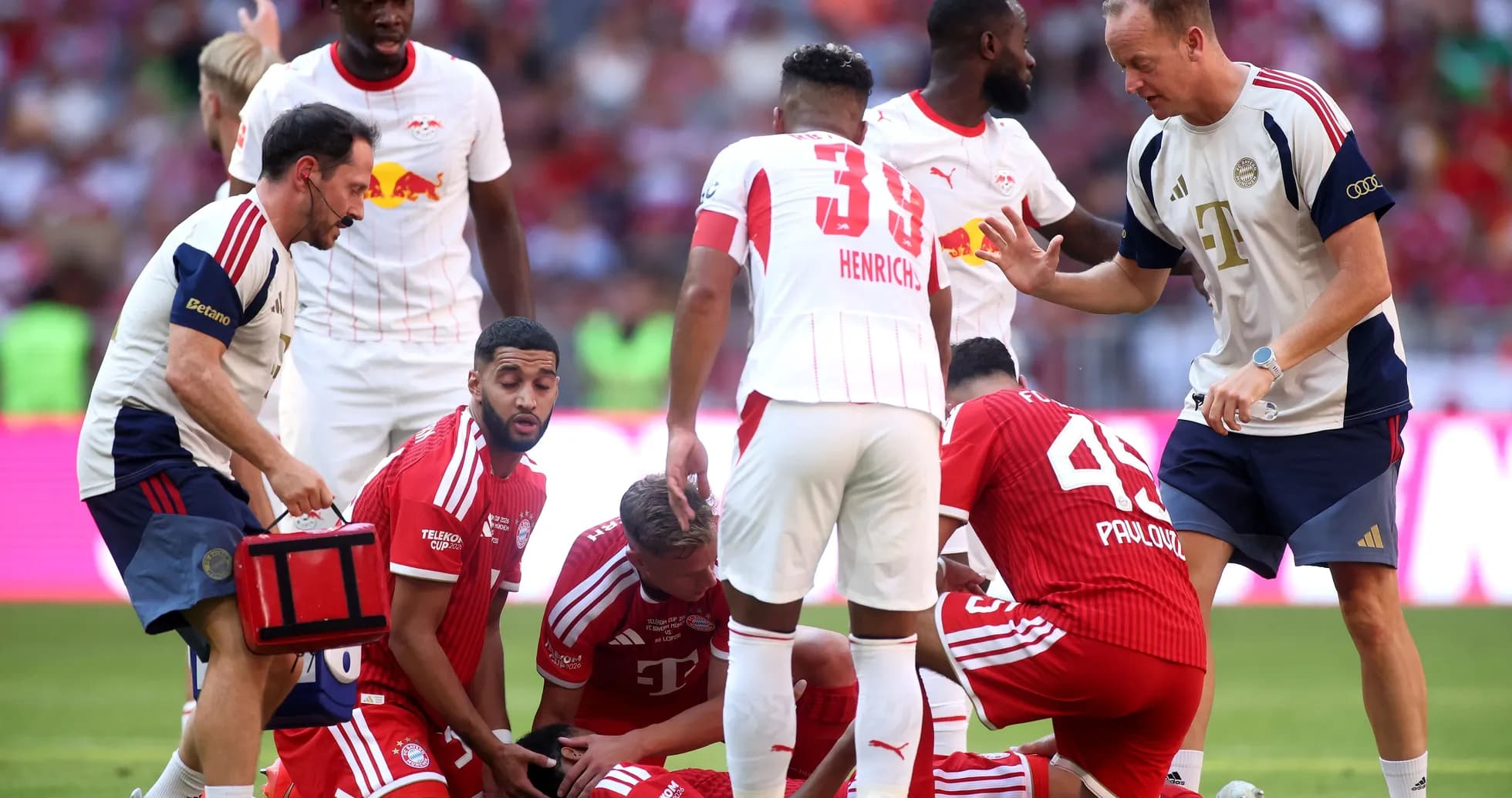 Jugadores de Bayern Munich atienden a compañero caído