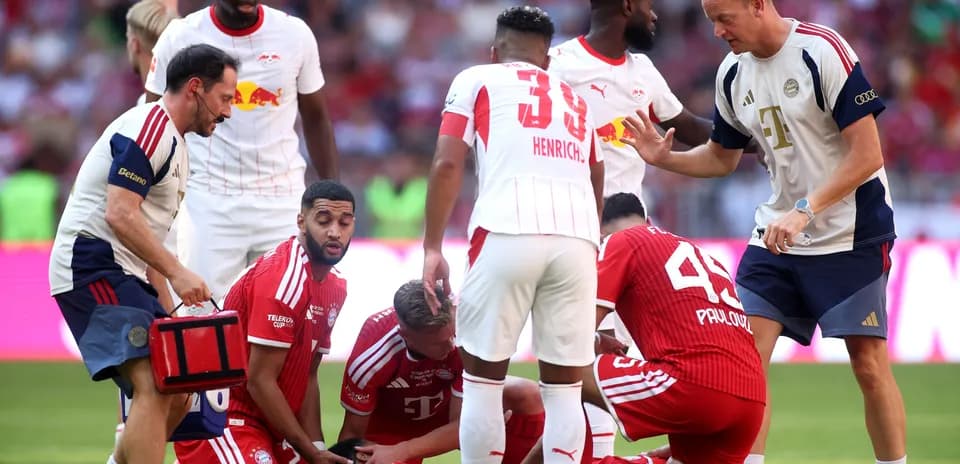 Jugadores de Bayern Munich atienden a compañero caído