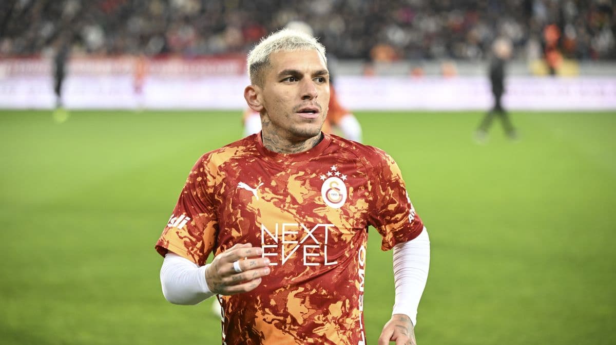 Jugador de Galatasaray en el campo durante el partido