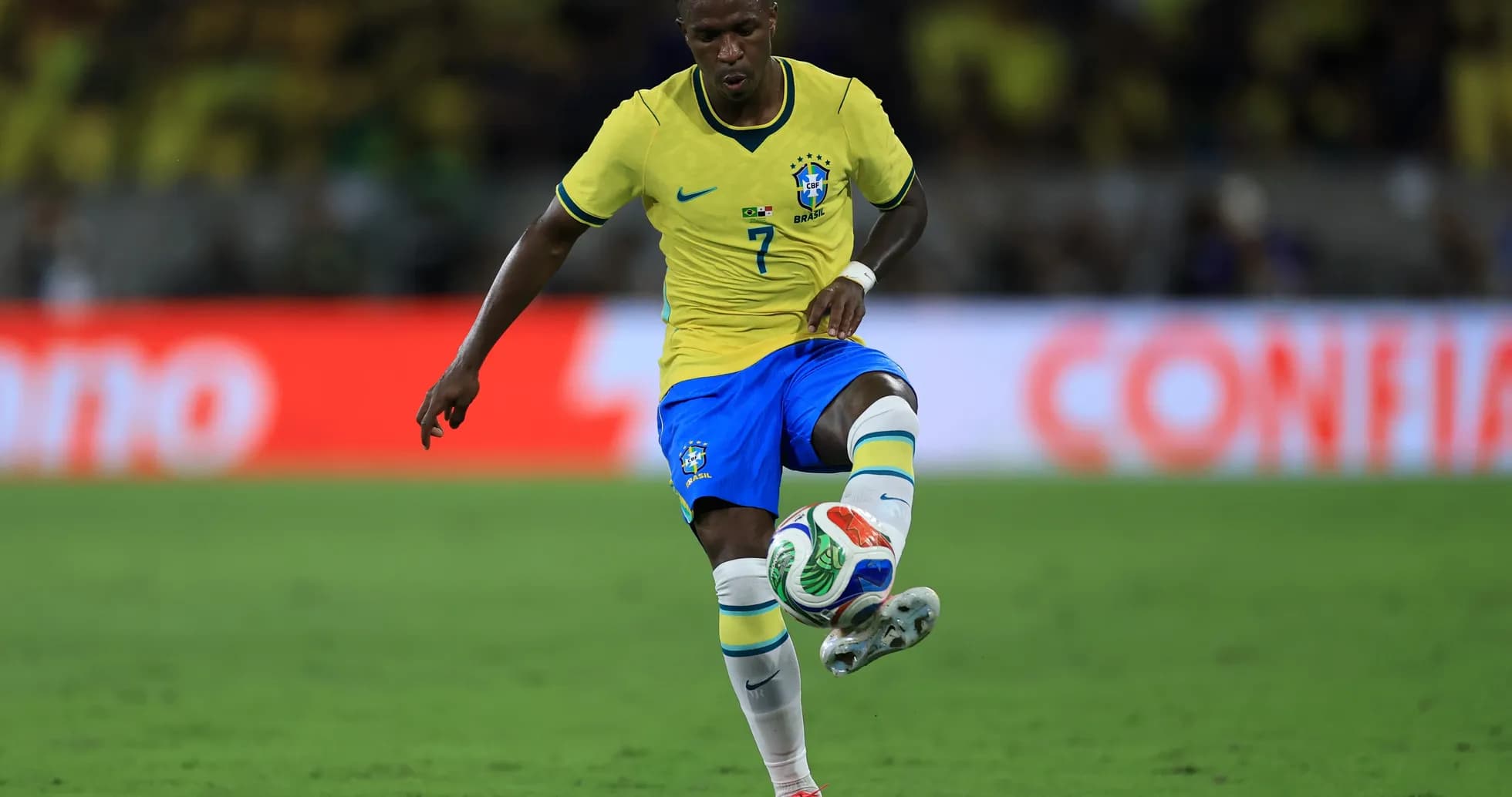 Jugador brasileño controlando el balón en el campo