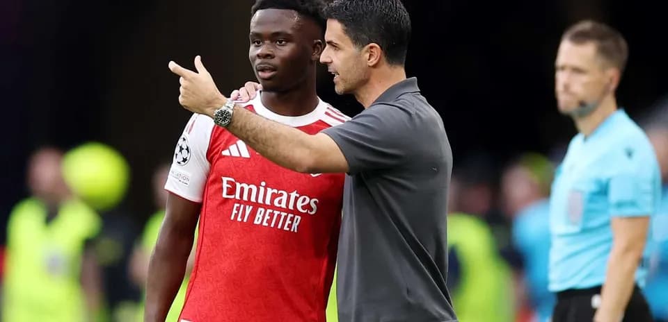 Entrenador hablando con jugador en el campo