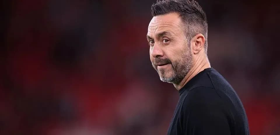Entrenador observando el partido desde la línea lateral