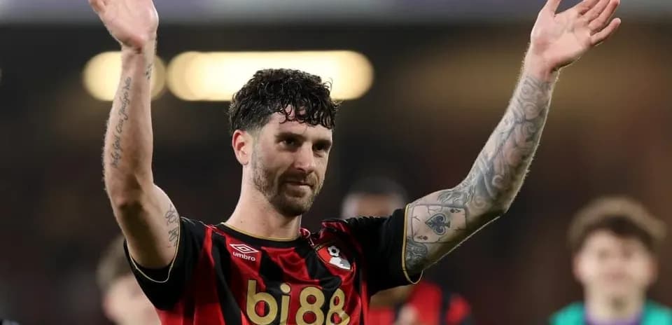 Jugador de Bournemouth saludando a los aficionados