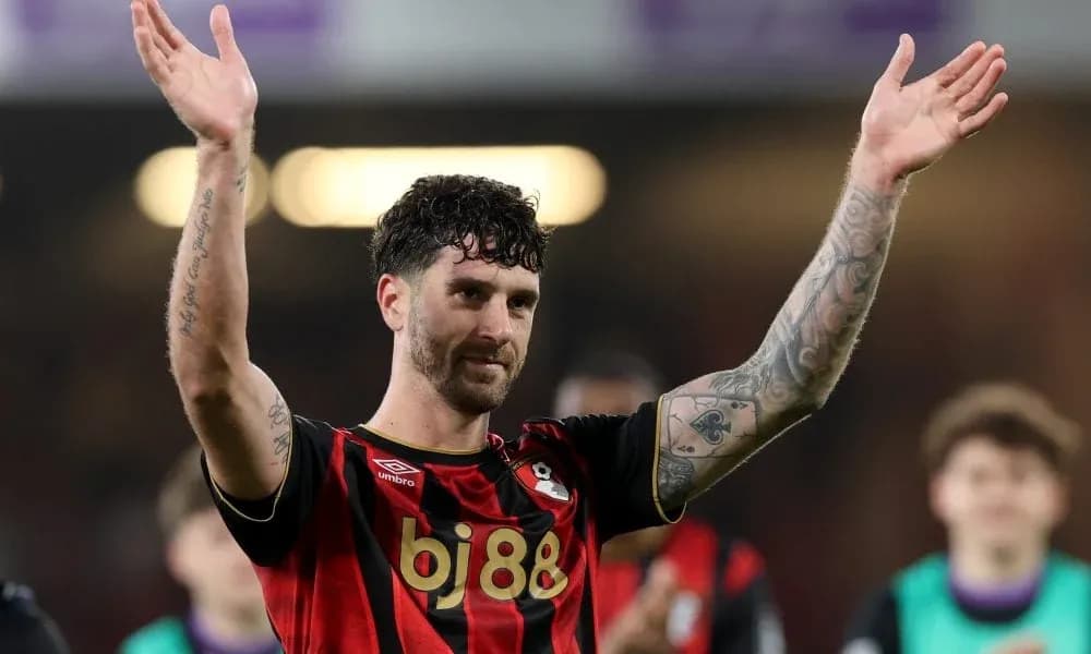 Jugador de Bournemouth saludando a los aficionados