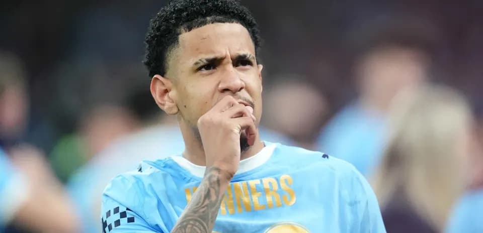 Jugador pensativo en el campo durante el partido
