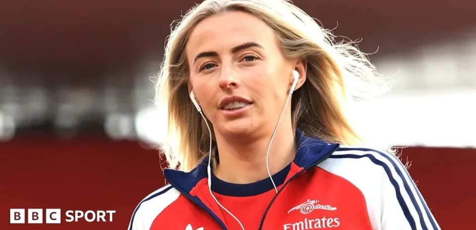 Jugadora caminando con auriculares antes del partido