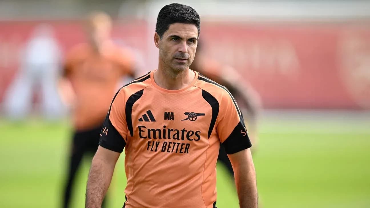 Entrenador dirigiendo sesión de entrenamiento en campo