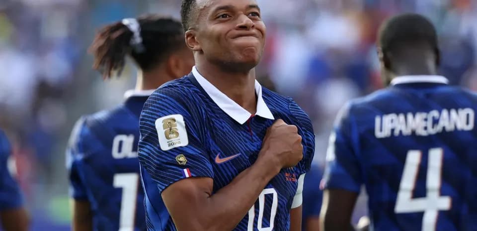 Kylian Mbappé celebrando durante el partido