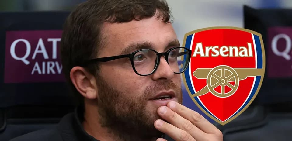 Persona pensativa con logo de Arsenal de fondo