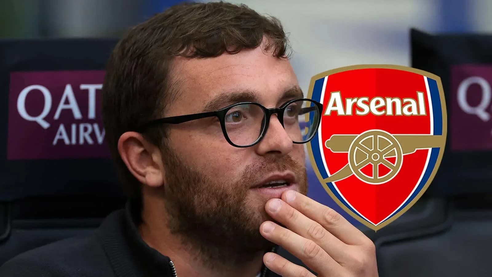 Persona pensativa con logo de Arsenal de fondo