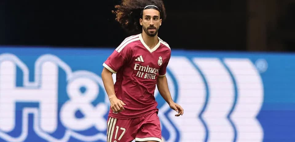 Jugador de Real Madrid corriendo en el campo