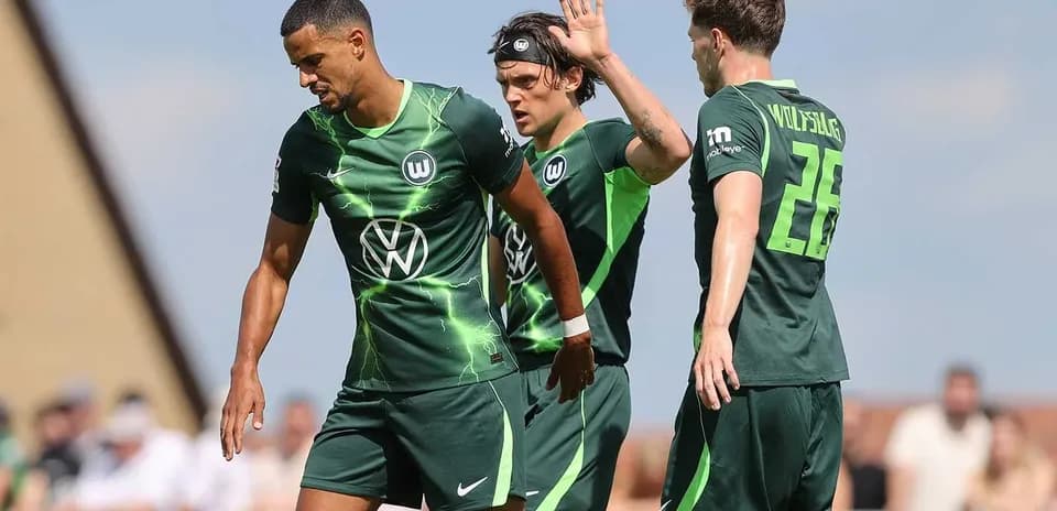 Jugadores de VfL Wolfsburg en el campo de juego