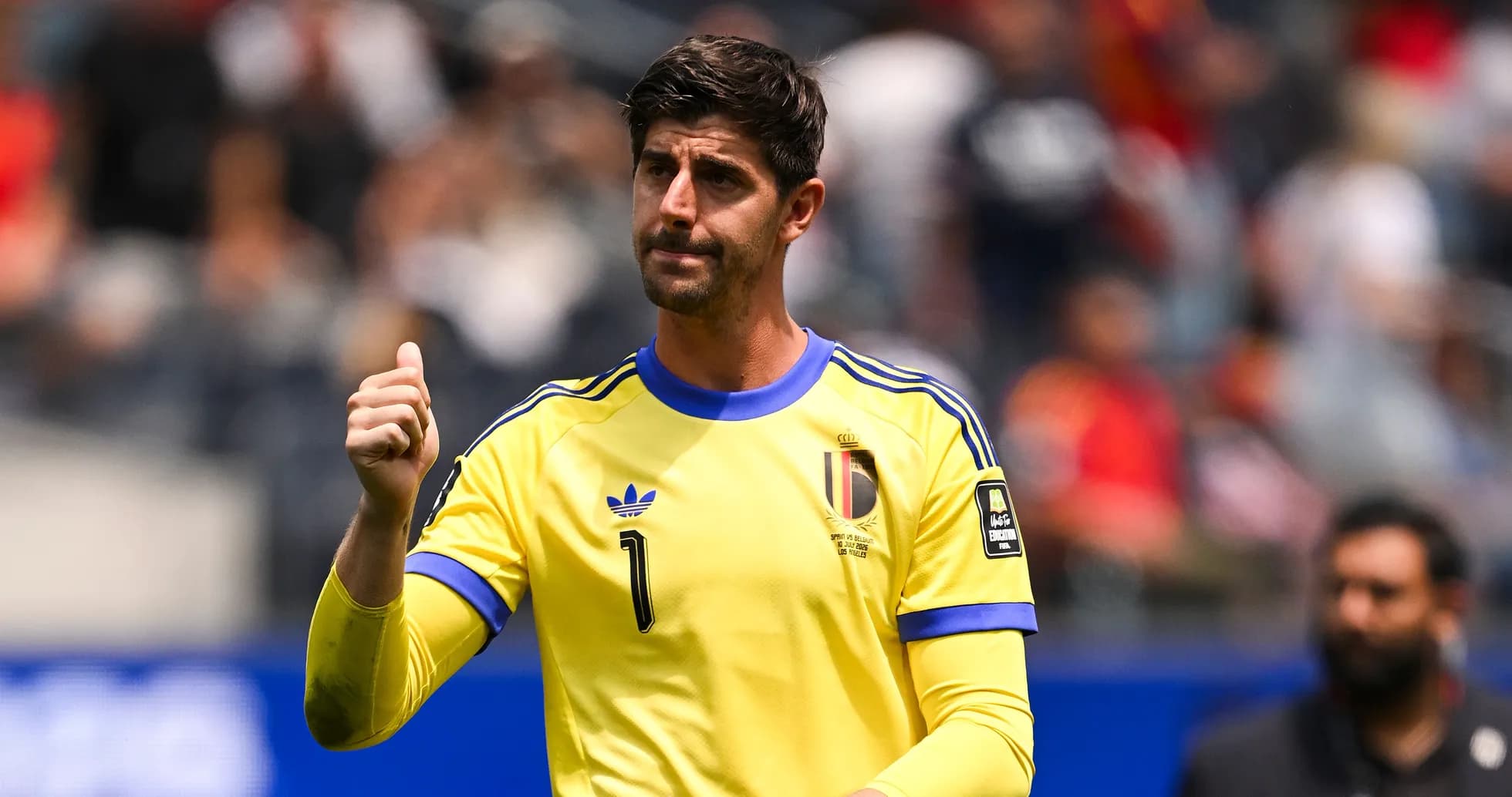Portero belga con camiseta amarilla durante el partido