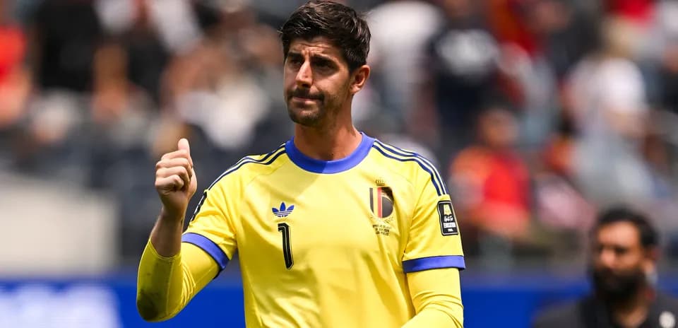 Portero belga con camiseta amarilla durante el partido