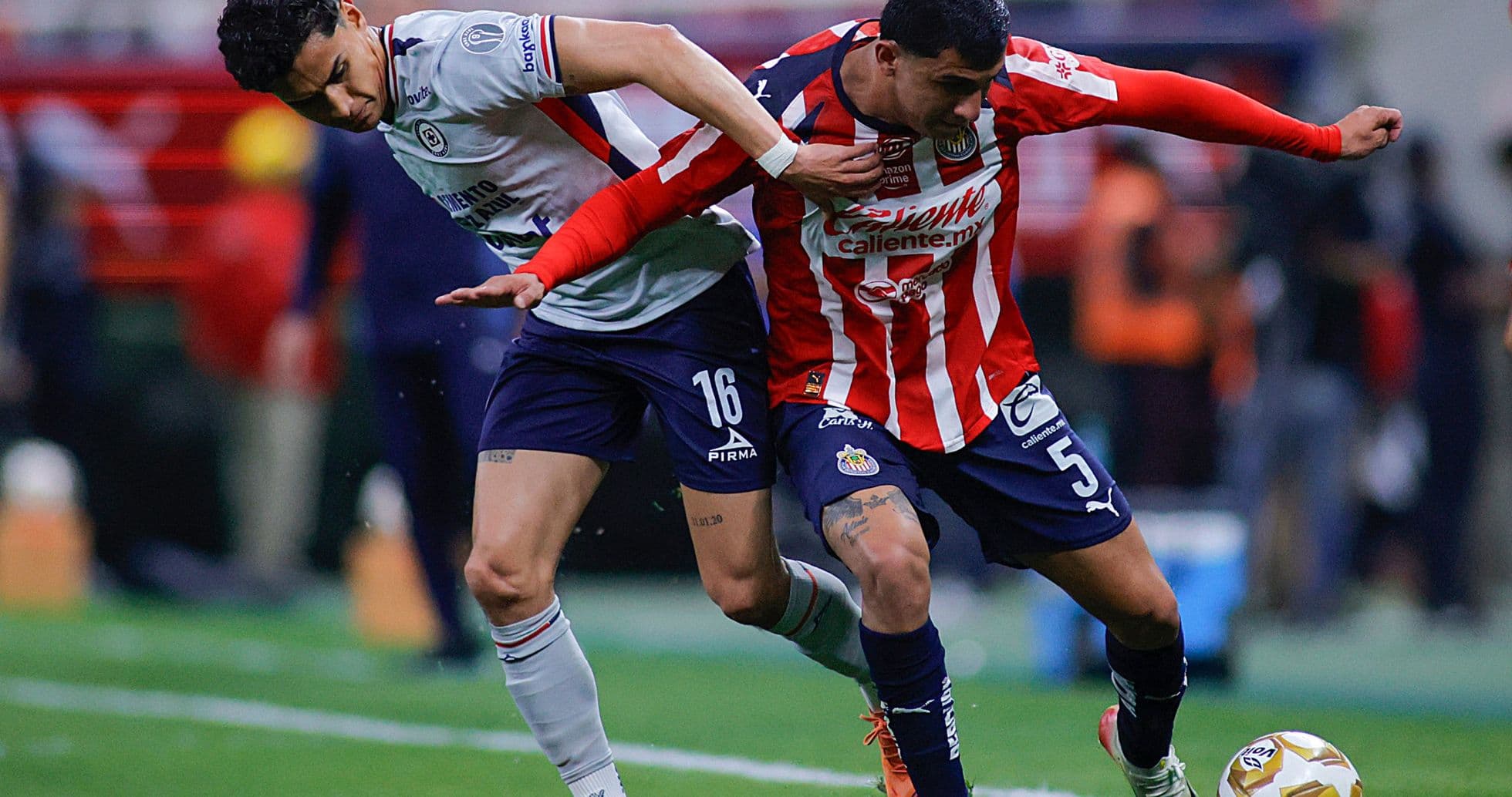Jugadores de Chivas y Cruz Azul en acción