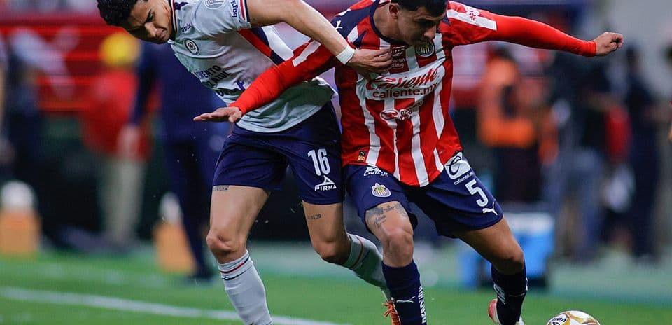 Jugadores de Chivas y Cruz Azul en acción