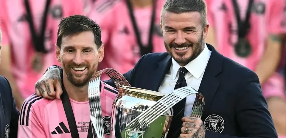 Lionel Messi y David Beckham con trofeo de campeón