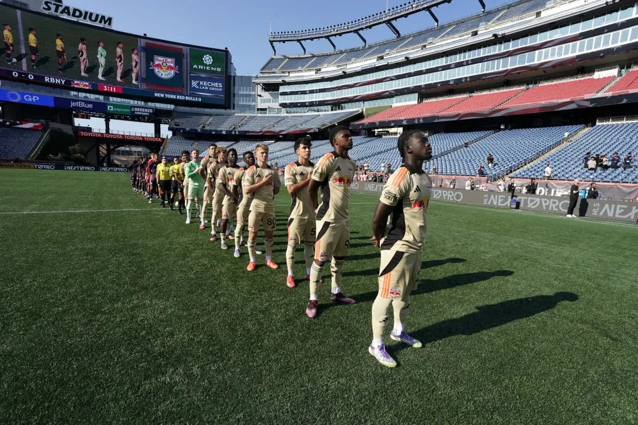 Jugadores de New York RB II alineados en el campo
