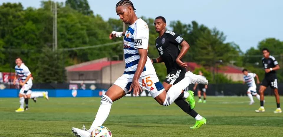 Jugador de Huntsville City dispara hacia la portería