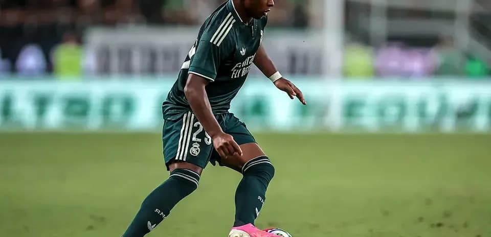 Jugador de Real Madrid corriendo con el balón