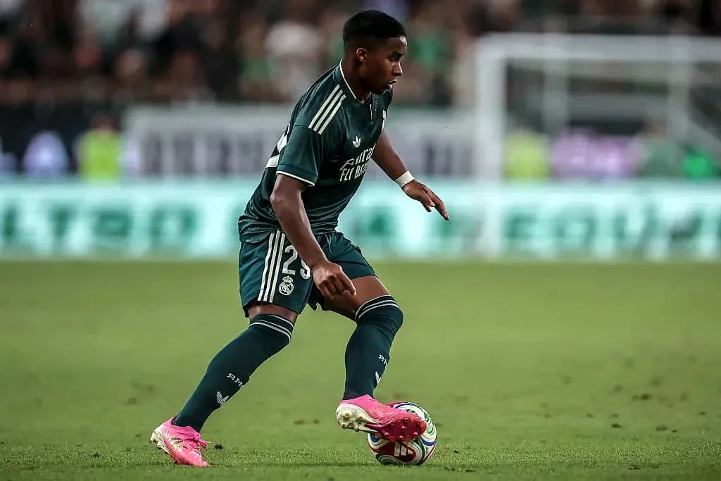 Jugador de Real Madrid corriendo con el balón