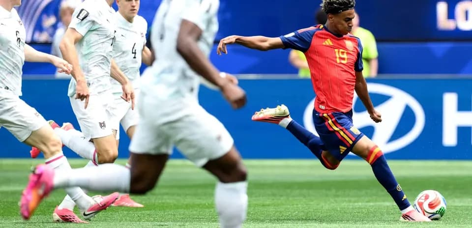 Jugador de España chutando el balón