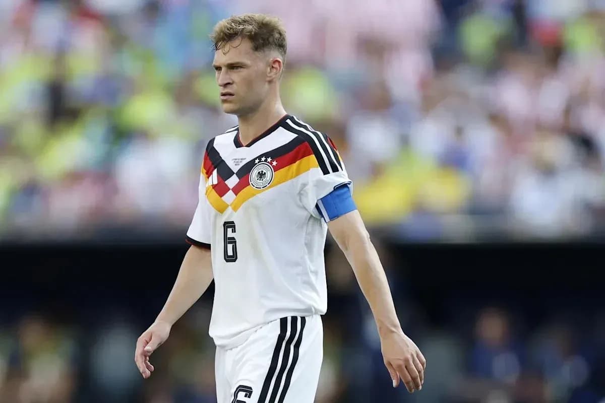 Jugador alemán con camiseta blanca y brazalete en campo