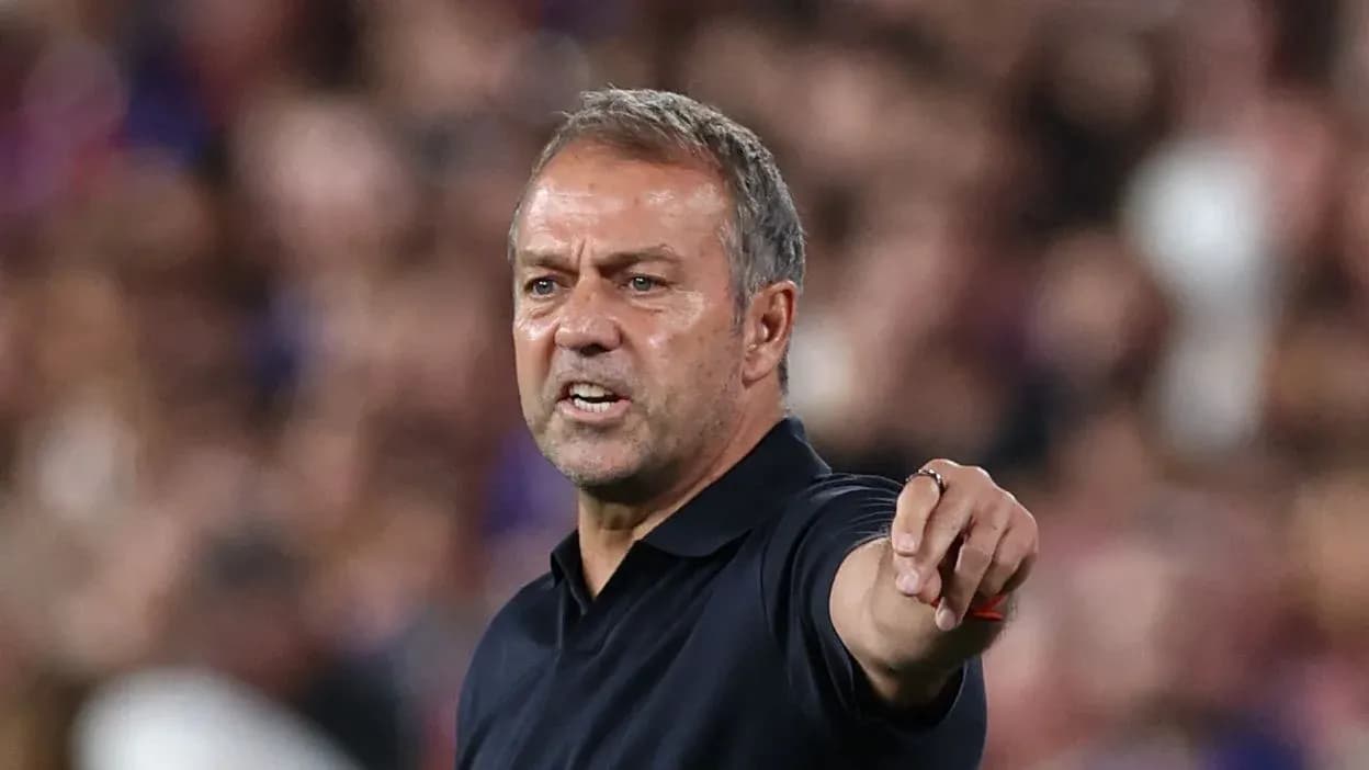 Entrenador señalando durante un partido de fútbol