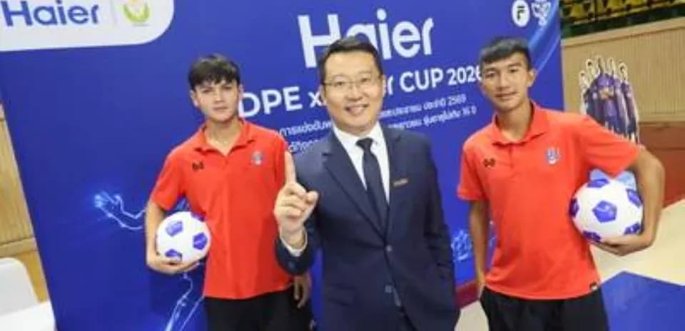 Tres personas en evento de presentación de fútbol