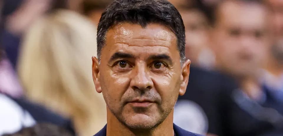 Entrenador observando el partido desde la grada
