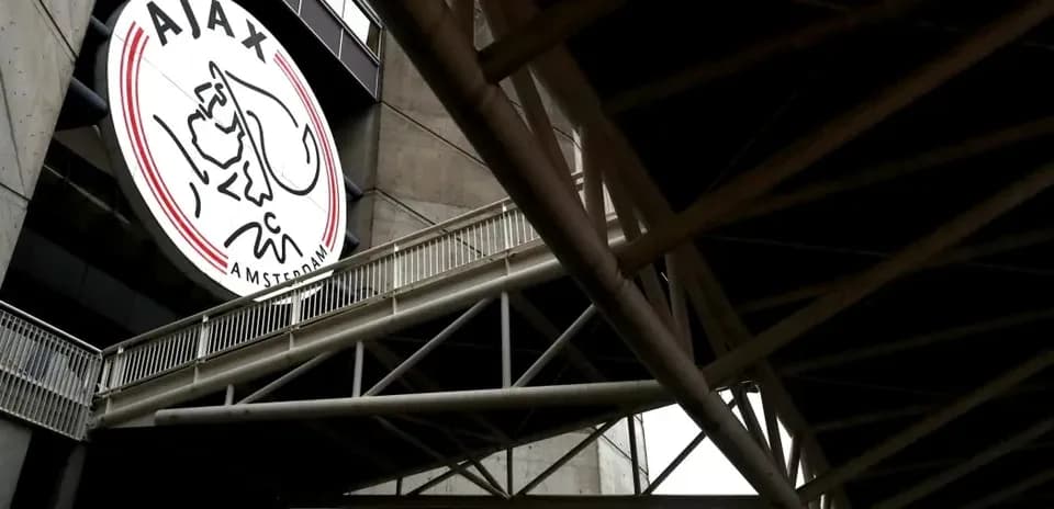 Logo de Ajax Amsterdam en el estadio