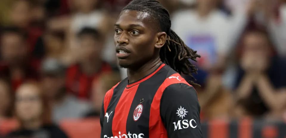 Jugador de AC Milan en acción durante el partido