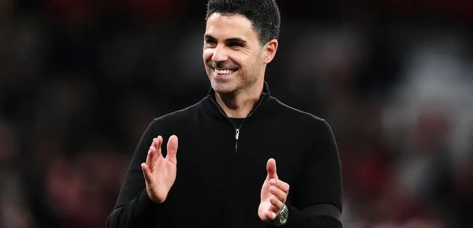 Entrenador aplaudiendo durante el partido
