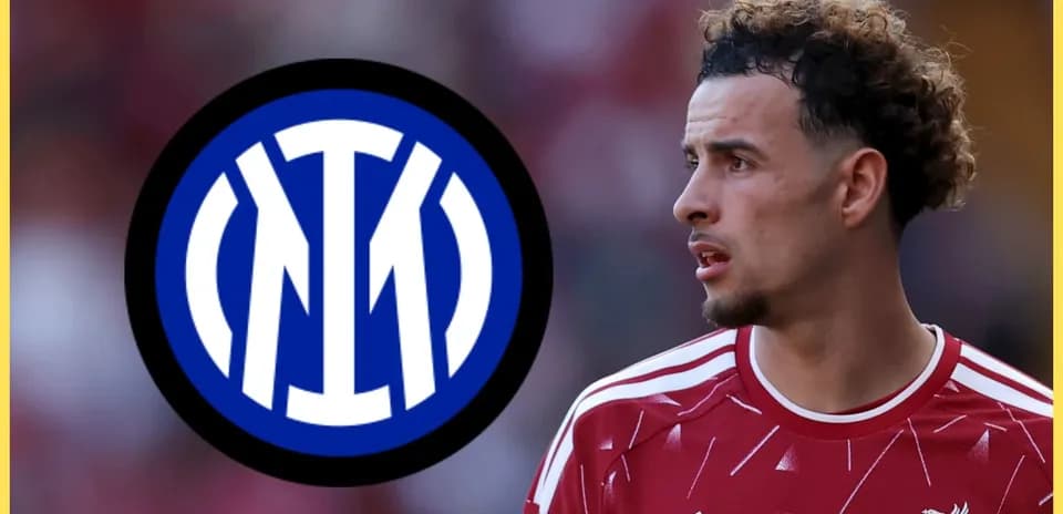 Jugador de fútbol con camiseta de Liverpool y logo de Inter