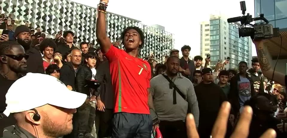 Joven con camiseta de Portugal animando a la multitud