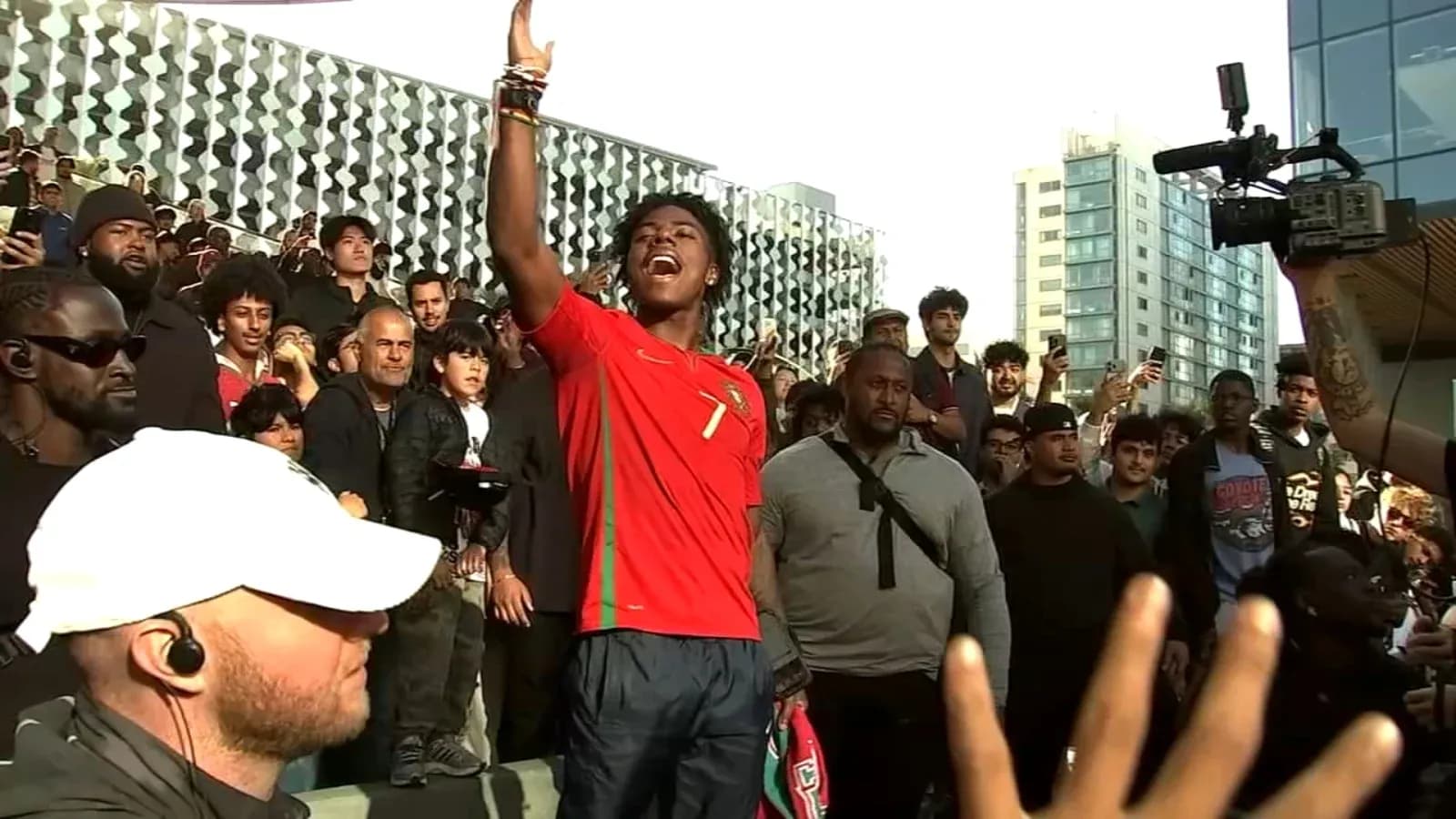 Joven con camiseta de Portugal animando a la multitud