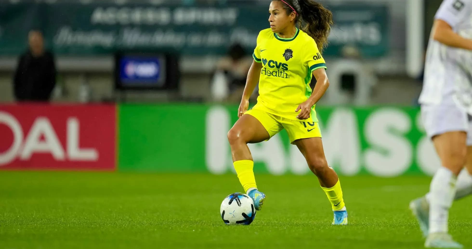 Jugadora del Seattle Reign FC con el balón