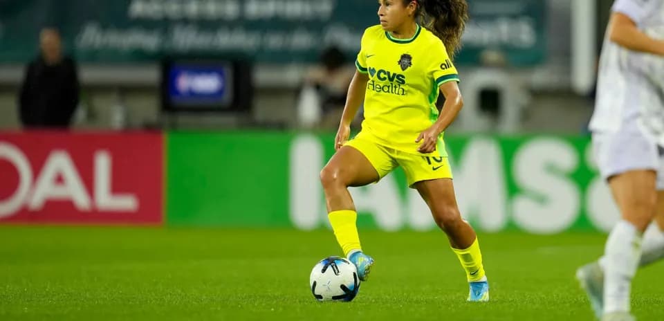 Jugadora del Seattle Reign FC con el balón