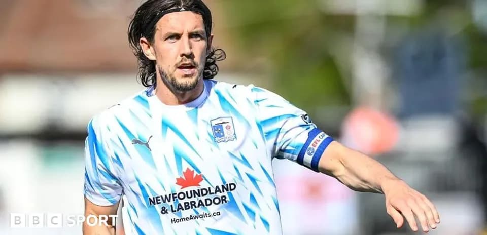 Jugador con camiseta blanca durante un partido de fútbol
