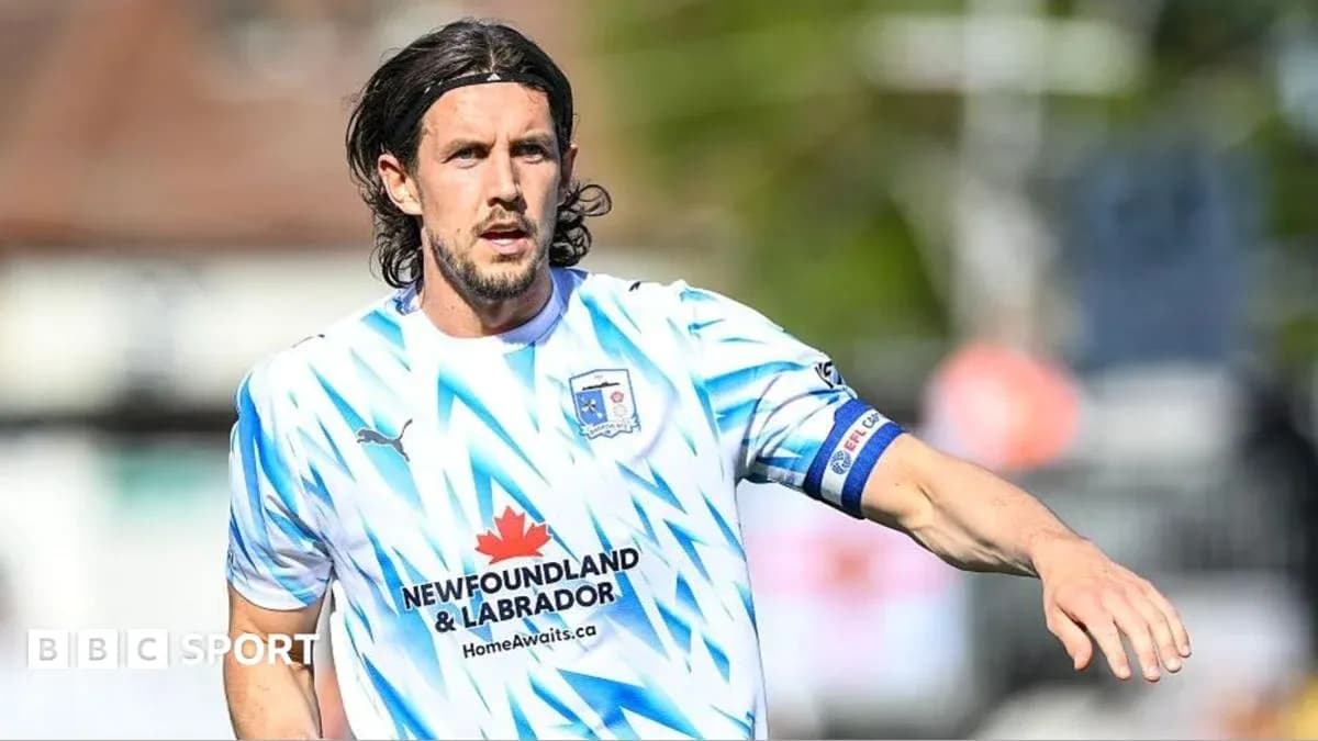 Jugador con camiseta blanca durante un partido de fútbol