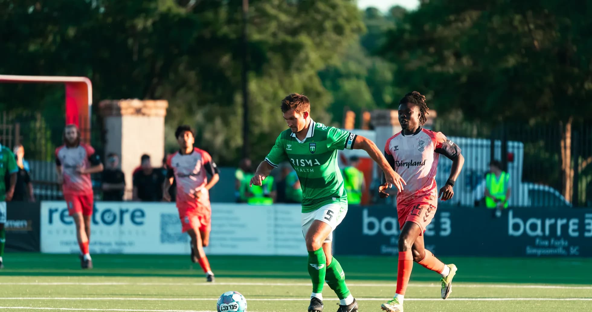 Jugador de Greenville Triumph con balón en el campo