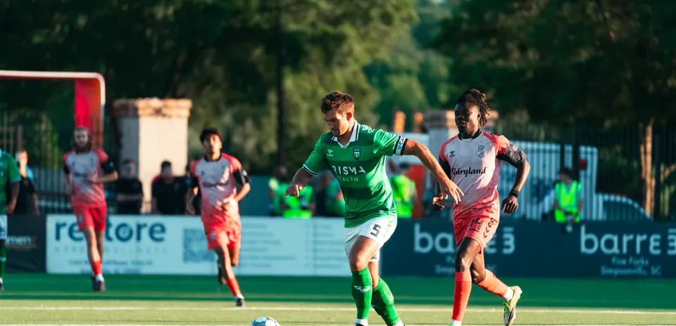 Jugador de Greenville Triumph con balón en el campo