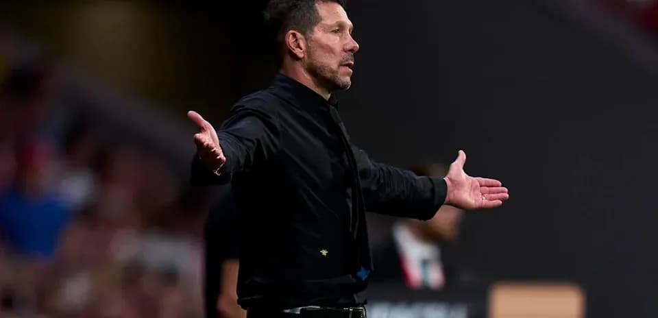 Entrenador gesticulando en la línea de banda