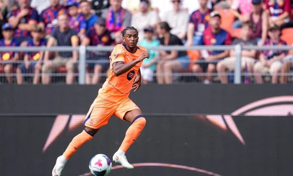 Jugador corriendo en uniforme naranja durante partido