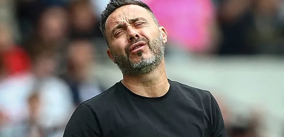 Entrenador expresando frustración durante el partido