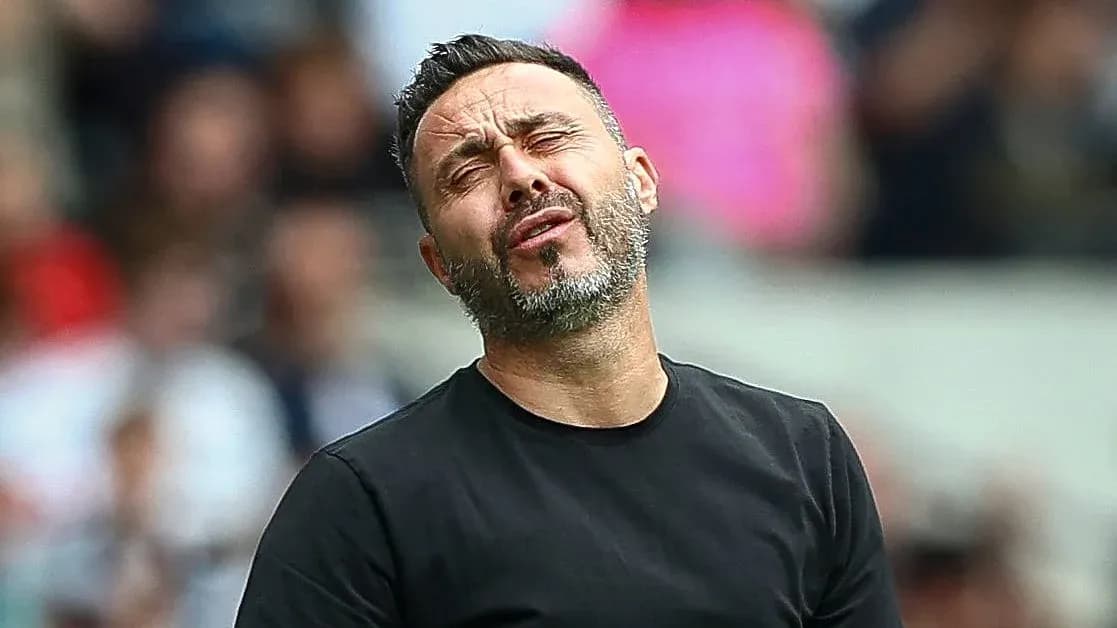 Entrenador expresando frustración durante el partido
